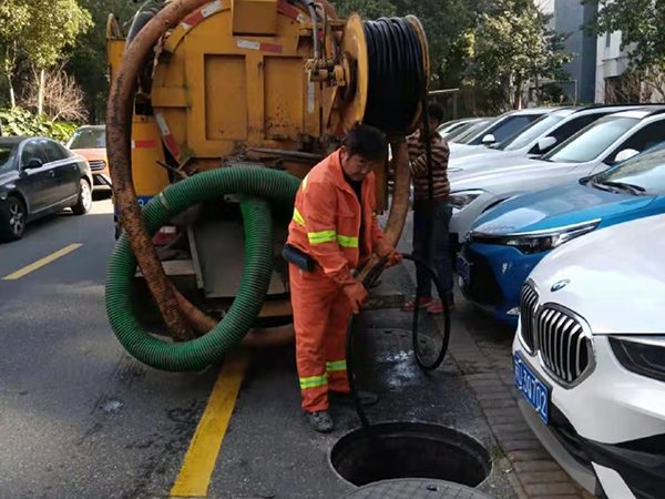 新兴镇排污管道清淤