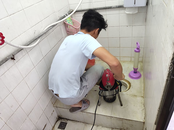 新兴镇肥皂掉到马桶里把马桶堵住了怎么办？马桶堵住了怎么办