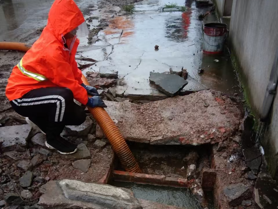 新兴镇专业清理污水池 炜誉市政以规范流程守护城市 “肠道”