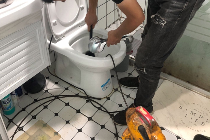 新兴镇马桶堵塞自己疏通还是找师傅？专业上门服务让你省时更省心
